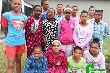 Die 2017 prefekte van Gansbaai Primêr is hier in ‘n ontspanne luim - voor vlnr:  Qholelan Fredericks (Hoofseun), Tazneen Baardman (Hoofdogter), Deemo Baardman (Onderhoofseun) en Misha-Lee Hart (Onderhoofdogter). Middel vlnr:  Leigh Edson, Azole Mavuso, Jamy Jacobs, Roxanne Buys, Andesjka Jantjies en Enrico Europa. Agter vlnr Richwill Pick, Owen Sauls, Loraine September en Anastacia Paff.