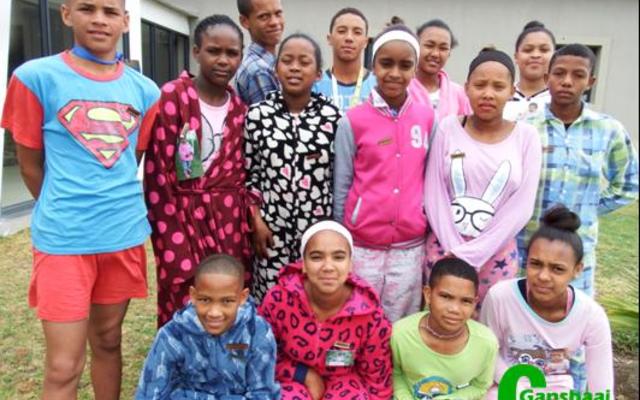 Die 2017 prefekte van Gansbaai Primêr is hier in ‘n ontspanne luim - voor vlnr:  Qholelan Fredericks (Hoofseun), Tazneen Baardman (Hoofdogter), Deemo Baardman (Onderhoofseun) en Misha-Lee Hart (Onderhoofdogter). Middel vlnr:  Leigh Edson, Azole Mavuso, Jamy Jacobs, Roxanne Buys, Andesjka Jantjies en Enrico Europa. Agter vlnr Richwill Pick, Owen Sauls, Loraine September en Anastacia Paff.