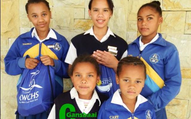  Hierdie groepie leerders van Gansbaai Primêr, was die gelukkige wenners van die  Mariene Maand Kompetisie. Hulle het almal ‘n bootrit gewen en twee leerlinge was gelukkig genoeg om ook Spar-geskenkpakke los te slaan. Hulle is voor van links Lameez Pietersen (Gr 2) en Cassidy Jacobs (Gr 1). En agter Tsoanelo Haarhoff Haarhoff (Gr 5, R100 geskenkbewys), Kaylin Robertson (Gr 7, R500 geskenkbewys) en Shanique Baartman (Gr 5). 