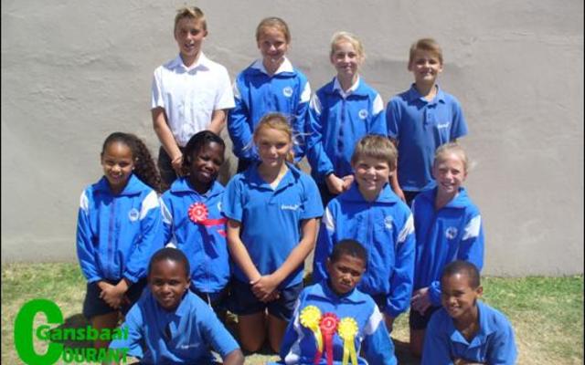 Voor vlnr Luphelo Dyoli (o/10) derde in die 1200m;  Hayward Valentine (o/12) derde in die 70m hekkies, tweede in die 600m, tweede in  die 1200m; Curshall Aploon (o/10) derde in 80m. Middel vlnr Gené Cornelius (o/11) eerste in 600m en tweede in 100m; Asakhe Dunjwa (o/10) derde in 70m hekkies; Nel Stieger (o/10) tweede in die 100m; Alex Nicholson (o/10) tweede in  die 70m hekkies; Johandré Wessels (o/10) tweede in die 70m hekkies. Agter vlnr Daniel Hanekom (o/11) derde in die 70m hekkies; Madelle Swart (o/11) derde in die 600m;  Karli-Mari Geldenhuys (o/11) tweede in die 80m en tweede in  die 70m hekkies; Ralph Smit (o/10) eerste in die 600m (nuwe rekord), tweede in die 100m en eerste in die 70m hekkies (nuwe rekord).