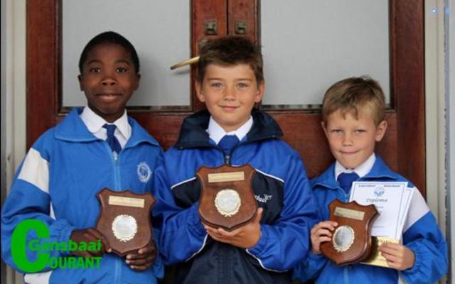Leerders in die Grondslagfase, Intermediêr en Senior Fase moes deurlopend deur die jaar aan die volgende kriteria voldoen het: Hulpvaardigheid, mededeelsaamheid, betroubaarheid, gehoorsaamheid, goeie taalgebruik, voorbeeldigheid, vriendelikheid, selfdissipline, bedagsaamheid, geen oortredings op gedragskaart, uitstekende gedrag in die klas en op die  speelgrond: Die Barnard Trofee  word gedeel deur vlnr:  Franco Bambata (Gr 3), Jaco van Staden (Gr 2) en Arnold Swart (Gr 1).