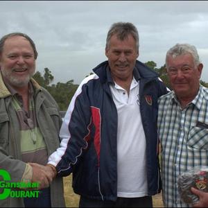  Frans Claassen (voorsitter) wens die wenners van die dag, Eldo Marais (middel) en Mynhard van Niekerk (regs), geluk. 