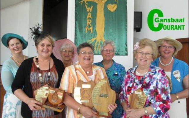 Trofeë-wenners vir 2016: Voor vlnr Ronelle Swart, Marianna van Rensburg en Elizabeth Muller. Agter vlnr Ronel de Villiers, Miempie du Plessis, Corrie Fourie (vise-president Overberg Sirkel) en Rienie Lüdick (voorsitter). 