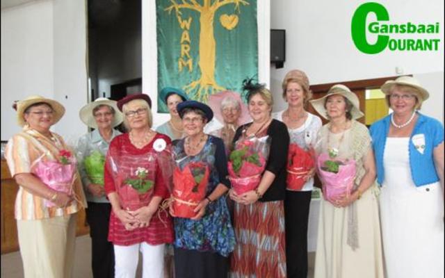 Gansbaai tak se Bestuur: Links voor – Annatjie Libenberg, Betsie Bester, Ronelle Swart. Links agter: Marianna Van Rensburg, Charlene le Roux, Ronel de Villiers, Miempie du Plessis, Lanita Marias, Alida Stander en Rienie Lüdick.