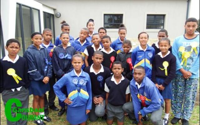 Die atlete van Gansbaai Primêr het onlangs aan die Agri-byeenkoms deelgeneem. Die rekordbrekers staan voor vlnr Karien Felix, Jayden Philander, Ricaldo Hart en German Lewis. Die ander deelnemers staan agter. 