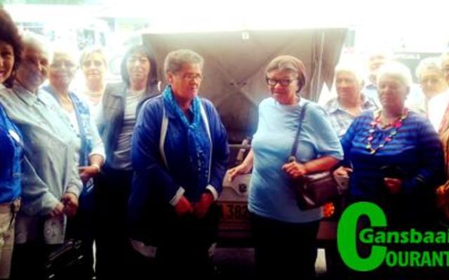 Die groep vroue van die Geluksoord Bejaardeklub in Elim tydens die oorhandiging van items aan BARC en SHARE. 