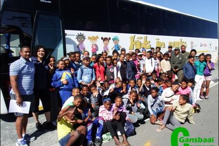 Gansbaai Primêr se leerders staan op die punt om op hul avontuuruitstappie na Agulhas Nasionale Park te vertrek, met die twee onderwysers, Harry Tobias en Anine Volkwyn links.
