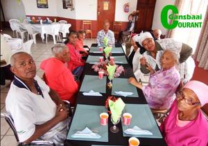 Kersete joligheid laat bejaardes skaterlag