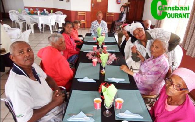 Die jaarlikse Kersete vir Silwerjare Dienssentrum deur die NG Vrouediens se Uitreikaksie, was weer ‘n jolige byeenkoms. Onder leiding van Elcine Hulme en haar span is ons dorp se bejaardes heerlik bederf. Eddie Barnard het vir musiek gesorg en Herberg-aan-See se personeel, onder leiding van Neolene Kleyn, het almal laat skaterlag met hul verhoogstuk.