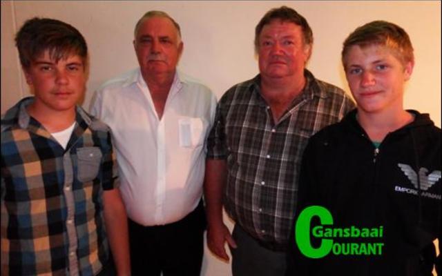 Die top-boothengelaars (volle bemanning op die boot Oupa) van die jaar, wat agter was, maar aan die einde amok gemaak het met hul vangste. Vlnr Hennie Groenewald (Junior Kampioen), Danie Fourie (Mans Visvang Kampioen), Ben Uys (Skipper en Boot Kampioen) en JP Uys (tweede Junior Kampioen).