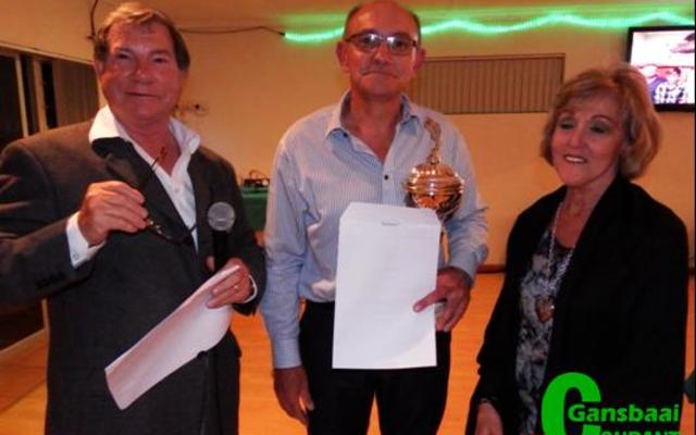 Johan Wiese en sy eggenote, Suzette het die Voorsitterstrofee vir Verdienstelikheid van Philip Fourie (links) ontvang.     