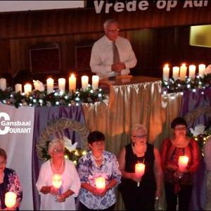 ‘n Deel van die kersdraers wat bygedra het tot die besondere gewyde afsluiting van die  Kerssangdiens. Ds Dirk van Dyk het die verrigtinge van die kansel af gelei.