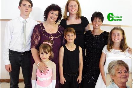 Annelie Botha se puik sangspan tydens ‘n sangmiddag in die AGS-gemeente. Voor vlnr Daneke Nepgen, Dané Swarts en Lisa-Marie van Wyk. Agter vlnr Jordan Linehan, Annelie Botha (organiseerder), Sanja Lutzeyer en Elani Swarts. Inlas: Pastoor Beryll Coetzer.