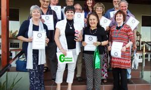 Fotograwe sit hul kameras neer om gesellig te braai