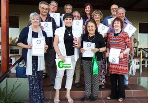 Fotograwe sit hul kameras neer om gesellig te braai