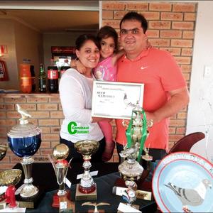 Norman Stevens (Jnr) van Gansbaai Duiweklub het in sy eerste vliegjaar as algehele duiwekampioen uit die stryd getree. Hier is hy by sy nege trofeë saam met sy eggenote, Jessica en hul dogtertjie, Danielle-Ann (4).