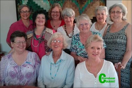 Die Overberg Kwiltersgilde se 2017 bestuurslede, waarby vier Gansbaaiers ingesluit is, is: Voor vlnr Maria Grové, Olga Kuschke (voorsitter) en Rose Surmon. Agter vlnr Alysia Prinsloo, Alda Rowan, Nettie le Roux, Carol Mackenzie, Irene van der Merwe, Bessie Oosthuizen en Colleen Bain.  