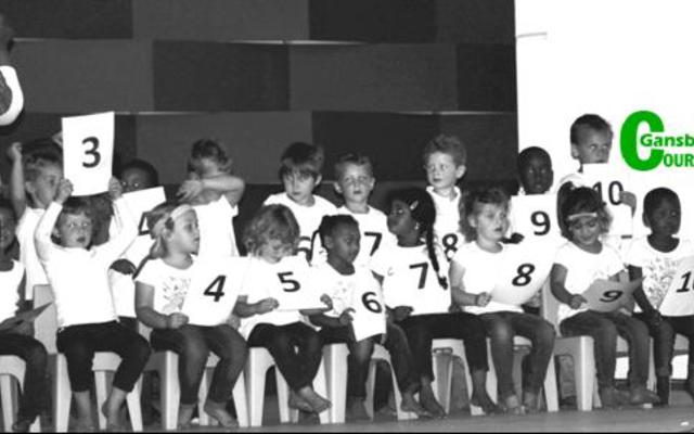 Hier sit die drie tot vierjariges, besig met hulle interessante Nommers-item.