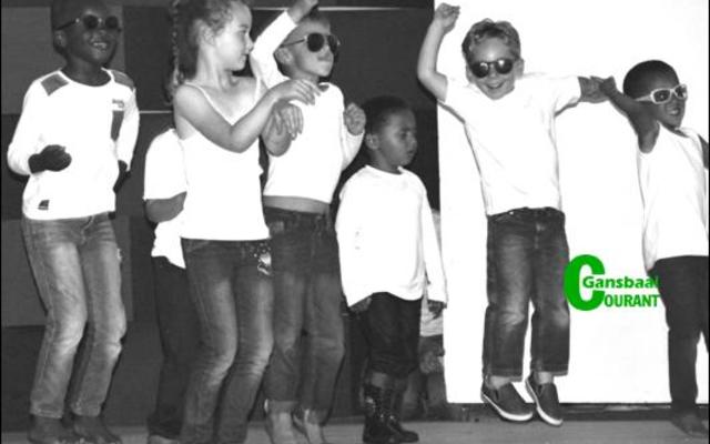 “Kyk uit vir ons, ons dans die Gangnam-styl” .