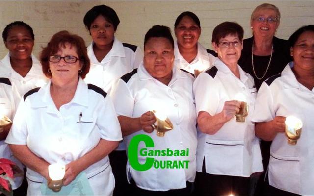 Voor vlnr: Noniko Mbela, Christelle Wiese, Gaveline Rooi, Duifie Lourens (Top Student in groep) en Maureen Pieters.  Agter vlnr: Nondumisa Mehluvana, Charlotte Penxa, Lydia Tobias en Suster Iréne de Waal.