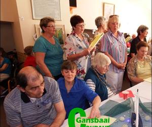 Goue Hande reik uit met hul goue harte