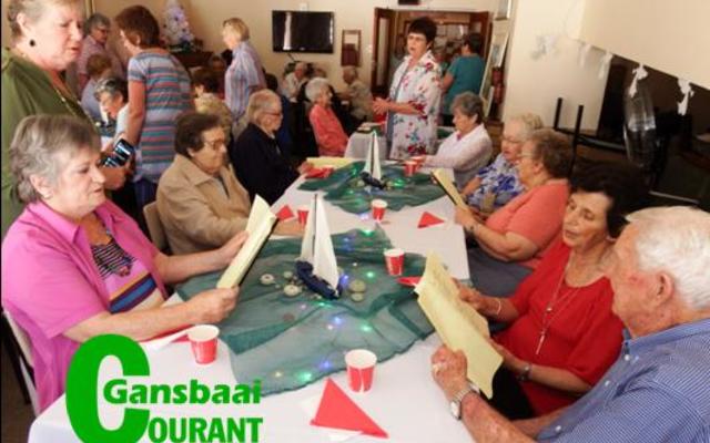 HaS se inwoners het hartlik aan Kersliedere saamgesing voordat verversings deur die Goue Hande bedien is.