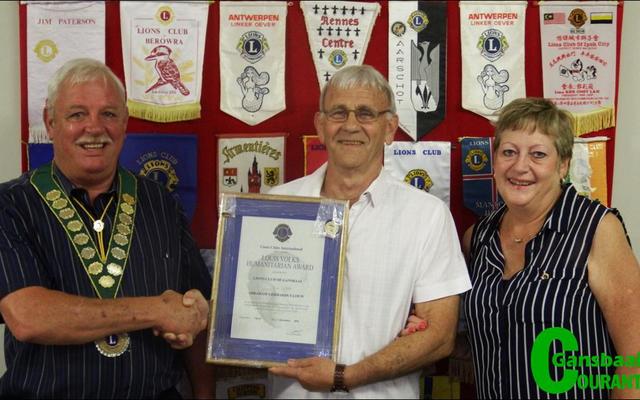 Lion Gert Louw ontvang hier die hoogste Suid-Afrikaanse Lion toekenning, die Louis Volkstoekenning, tydens Gansbaai Lionsklub se Kersfunksie. Vlnr Lion Boats van Staden, Lion Gert Louw en Lion president, Marietta Hattingh. 