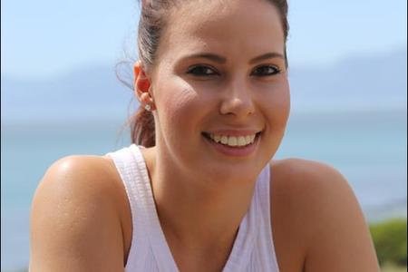 Michelle kuier by haar ma, Monica Hayes – Gansbaai Courant se welbekende uitlegkunstenaar en advertensiebestuurder – tot vroeg in Januarie.