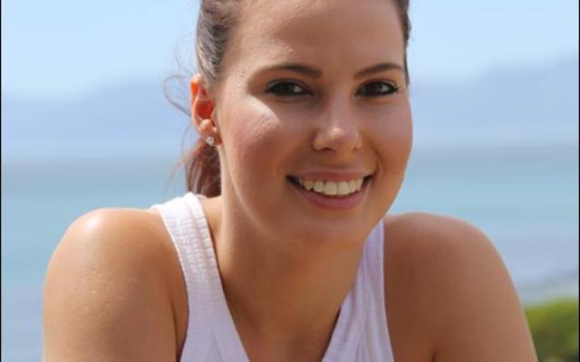 Michelle kuier by haar ma, Monica Hayes – Gansbaai Courant se welbekende uitlegkunstenaar en advertensiebestuurder – tot vroeg in Januarie.