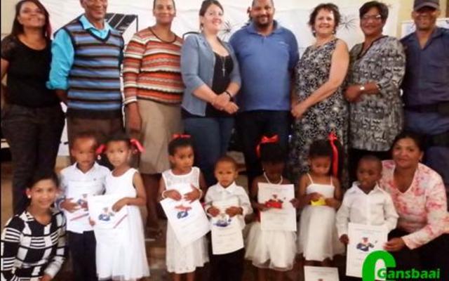 Ikamva is ‘n Xhosa-woord wat “die toekoms” beteken en dít is presies waarop daar gefokus word - die toekoms van die jeug. Die groepe wat vanjaar hul ‘diplomas’, sertifikate en geskenkpakkies ontvang het, is Ikamva se Graad RR’e, Ikamva Créche se kleuters en Ikamva se Nasorgleerders wat ná skool opvoedkundig besig gehou word. Die volwassenes wat agter elke groep staan, het om die beurt die oorhandigingseremonie waargeneem.