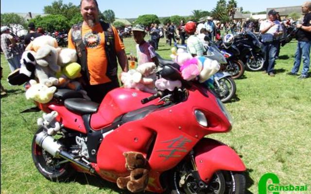 Die President van die Scattered Links, Overberg Chapter, Pieter Maree van Gansbaai, staan hier by sy Suzuki Hayabusa waarop hy twee en veertig sagte speelgoed vir die Toy Run vasgemaak het.