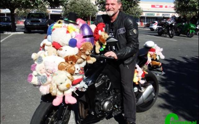 Johan Pretorius van die Family Christian Church (FCC) in die Kaap sit hier op sy Kawasaki 1000 met sy speelgoed. Johan het ‘n vorige rekord van een en sestig sagte speelgoed wat aan ‘n motorfiets vasgemaak was, verbeter na sewentig, wat nou die nuwe rekord is.