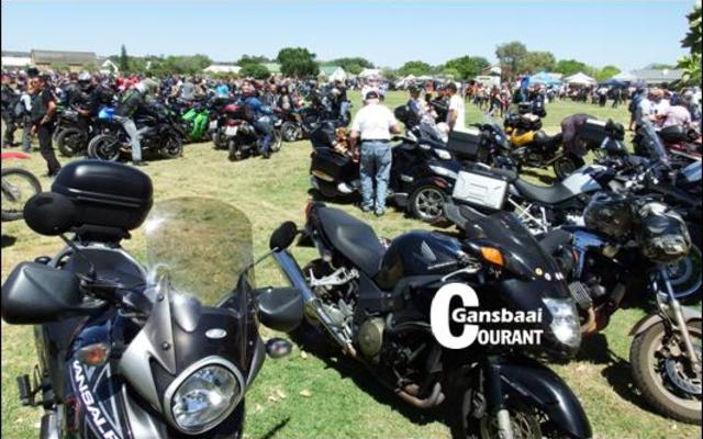 ‘n See van motorfietse, meer as agt honderd, in Stanford waar die ‘Toy Run’ ten einde geloop het. 