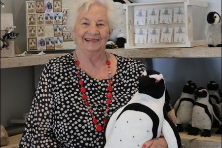 Haar kleinkinders  het  vir  haar  89ste verjaardag in Mei vanjaar ‘n pikkewynhuis gekoop en na hulle ouma vernoem.  Ouma Lida van Staden het eers verlede week die geleentheid gekry om te gaan kyk waaroor die bewaringsgeskenk nou eintlik gaan toe sy in Gansbaai kom kuier het. Haar besoek aan die African Penquin & Seabird Sanctuary was vir dié wyse gryse dame baie interessant, aangesien daar ‘n hele klompie jong pikkewyntjies gearriveer het wie se ouers nie na hulle omsien op Dyer-eiland nie. 