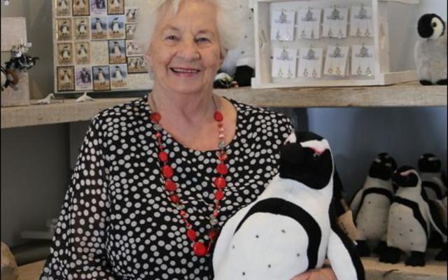 Haar kleinkinders  het  vir  haar  89ste verjaardag in Mei vanjaar ‘n pikkewynhuis gekoop en na hulle ouma vernoem.  Ouma Lida van Staden het eers verlede week die geleentheid gekry om te gaan kyk waaroor die bewaringsgeskenk nou eintlik gaan toe sy in Gansbaai kom kuier het. Haar besoek aan die African Penquin & Seabird Sanctuary was vir dié wyse gryse dame baie interessant, aangesien daar ‘n hele klompie jong pikkewyntjies gearriveer het wie se ouers nie na hulle omsien op Dyer-eiland nie. 