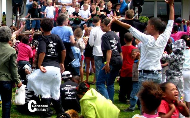 Dit is feestyd in Gansbaai en kinders van 10 jaar en jonger word hartlik genooi om Saterdag, 17 Desember 2016 te deel in die vreugde en opgewondenheid van die seisoen. Dié jaarlikse projek met past Frikkie Zeelie aan die stuur van sake, vind op die Gansbaai Gemeenskaplike Sportgrond (agter die munisipale kantore) plaas.  Dit begin reeds 08:00 die oggend.  Die spesiale dag sal gekenmerk word deur geskenke, lekkernye en opwinding en duur tot 12:00.  Navrae kan  gerig  word  aan Past Zeelie by 082 498 6992.  (Argieffoto Gansbaai Courant)