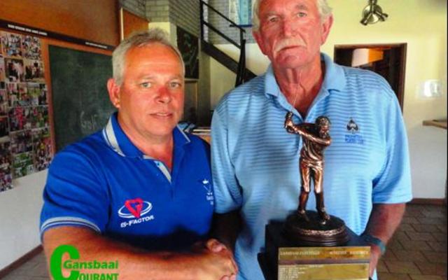 Die Sloegterskampioen vir 2016 is George Hunt (regs), met Jacques Nell, Klubkaptein, wat hom gelukwens.