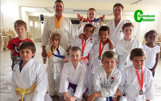 Gansbaai se ‘Karate Kids’ van die Gansbaai Klub, Karate-Ka, tydens ‘n oefensessie in Gansbaai Toerisme se konferensiesaal. Heel agter regs, is die afrigter, Sensei Ronnie Knott. 