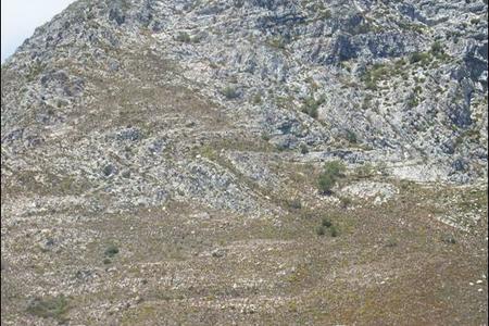 Die “opgeknapte” Gansbaai-naam en anker teen Gansbaai-berg se hange, wat vanjaar deur Gansbaai Toerisme en Strandveld Voetslaanklub se lede skoongemaak en geverf is.