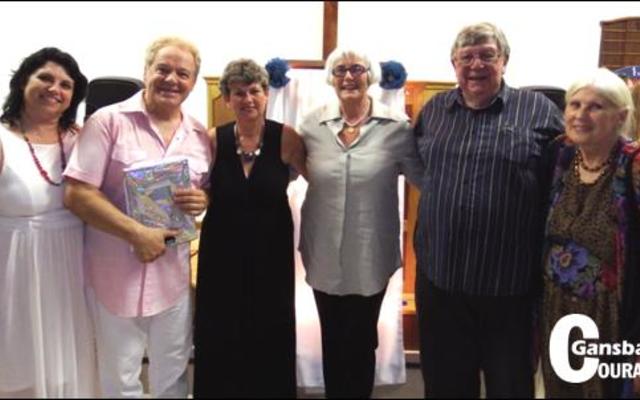 Die hoof rolspelers tydens Pearly Beach se Kerssangdiens. Van links die sangpaar Belia Lourens en Manuel Escorcio, saam met Annelene Reinke (begeleidster), SD Fourie (voorlesings), Petrus du Preez (organiseerder) en Marie Klaassen (dataprojektor).  