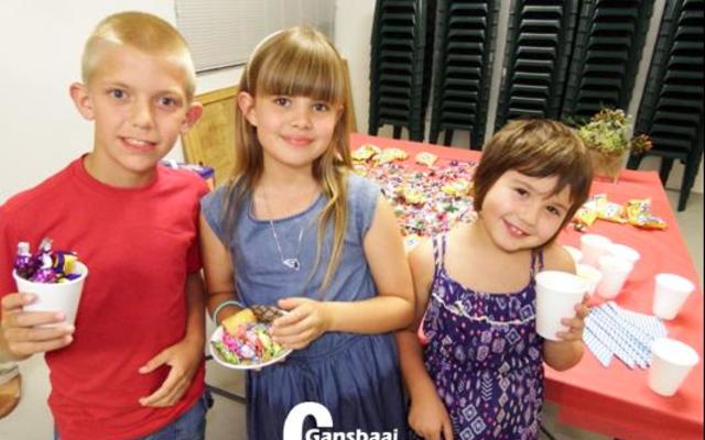 Drie van die jongklomp wat nie kon wag om by die spesiale kindertafel uit te kom nie. Van links Luan Fourie (11), Celeste Rosslee (10) en Nika Cronjé (7).