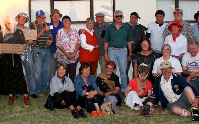 Gansbaai se Overberg Houtwerk Assosiasie het hul jaar in boemelaarstyl afgesluit.