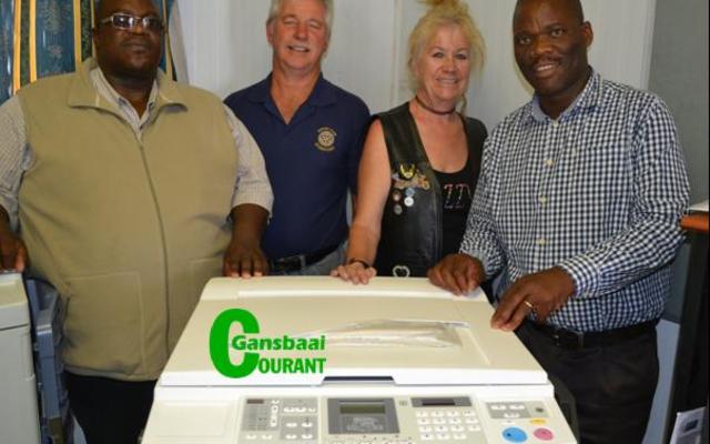 Die nuwe kopieermasjien vir Masakhane Primary School wat een van die projekte is wat deur fondsinsamelings in Engeland deur Jack Doyle gerealiseer het. Vlnr McDonnald Mciteka (adjunkhoof), Malcolm Bury (Stanford Rotariërs), Margi Muller (plaaslike verteenwoordiger van Jack Doyle) en Maxwell Mdini (skoolhoof).