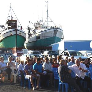 ‘n  Deel  van  die  toehoorders  tydens  vanjaar  se  Vissermans Dankseggingsdiens in Gansbaai hawe.