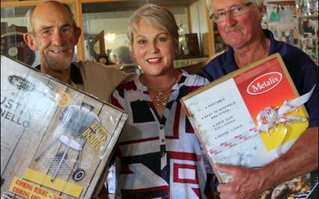 Dié manne gaan braai.  Andre Roos en Sextus Neethling ontvang hul pryse van Petra van Rensburg van OK Foods.  Hulle het die vierde plek ingepalm.