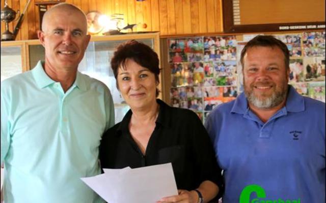 Lieb Louw en Francois van der Merwe het met 51 punte as die wenners van Herberg-aan-See (HaS) se gholfdag weggestap.  Hier ontvang hulle hul pryse van  Anita van Dyk van HaS.