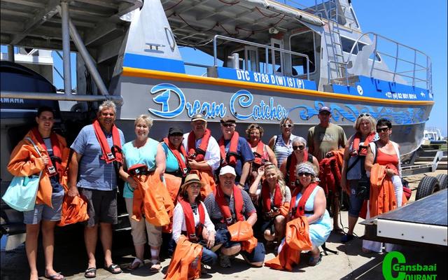 Die groep is van links Hanro, ‘n Potchefstromer, Hannes en Tiekie van Biljon, Samantha Otto, Henry Coston en Bart van Biljon, Lorraine Fourie en Lida-Mari van der Walt van Bloemfontein, Estelle Paulsen, Du Toit Kotze, Monica Hayes en Martiena Kotze.  Voor sit  Danie en Liesl Marais van Bloemfontein, Emmie van Wyk en Marinda van der Walt.