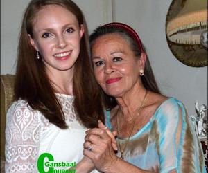 Twee sprankelende ballerinas ontmoet uiteindelik