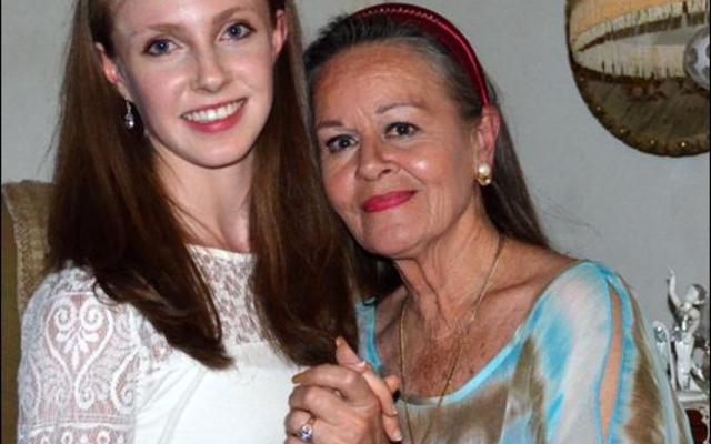 Lynette van Wyk (regs) van Gansbaai, ‘n wêreldbekende ballerina vanuit toeka se dae en Alice le Roux, ‘n jong en opkomende ballerina van Pretoria.