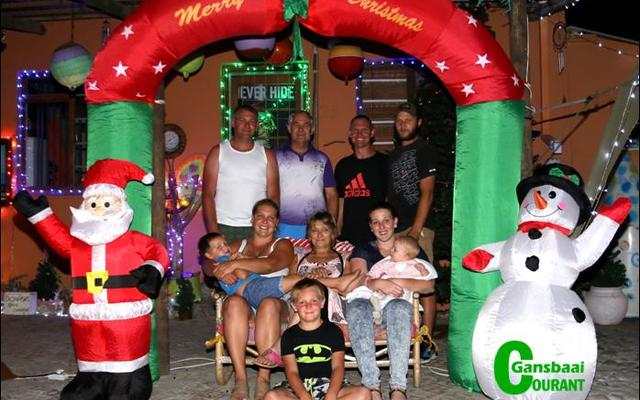 Yvonne Groenewald (sittende, middel) het jare gelede die feëtjieland in Buitekantstraat 25 vir haar kleinkinders begin skep.  Heel voor sit haar kleinseun Rico Groenewald en agter staan die vier Groenewald-manne – Christo Jnr, Christo Snr, Sidney Venter (‘n vriend) en Jean Pierre. Voor sit Riana met Lian, Yvonne en Charlene met hul jongste kleinkind, Mieke.